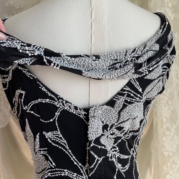 Black and White Beaded Floral 100% Silk Shell Top - Picture 6 of 7
